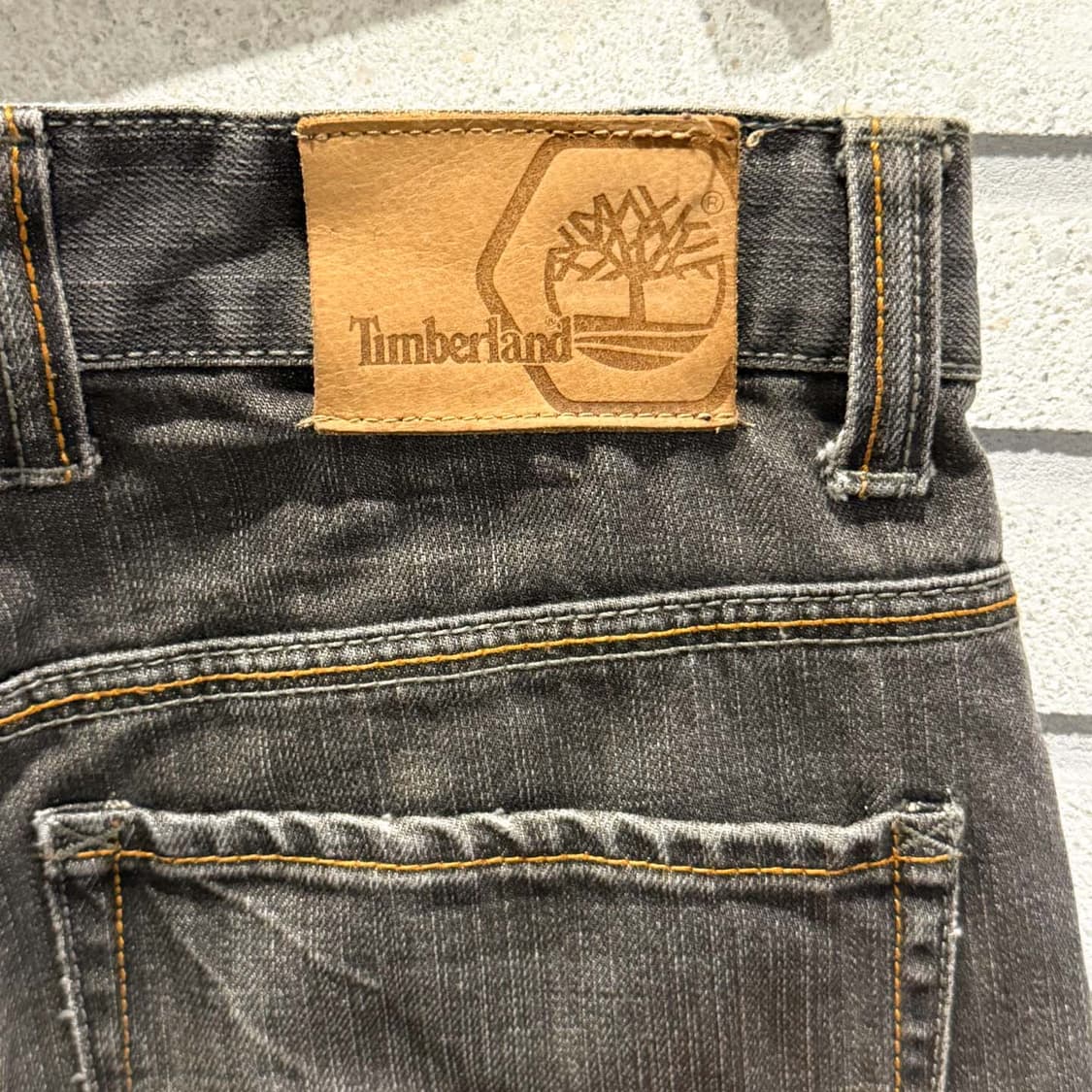 팀버랜드 샌드워싱 데님팬츠 스트레이트핏 백 레더 로고 패치 디테일 흑청 상품이미지5