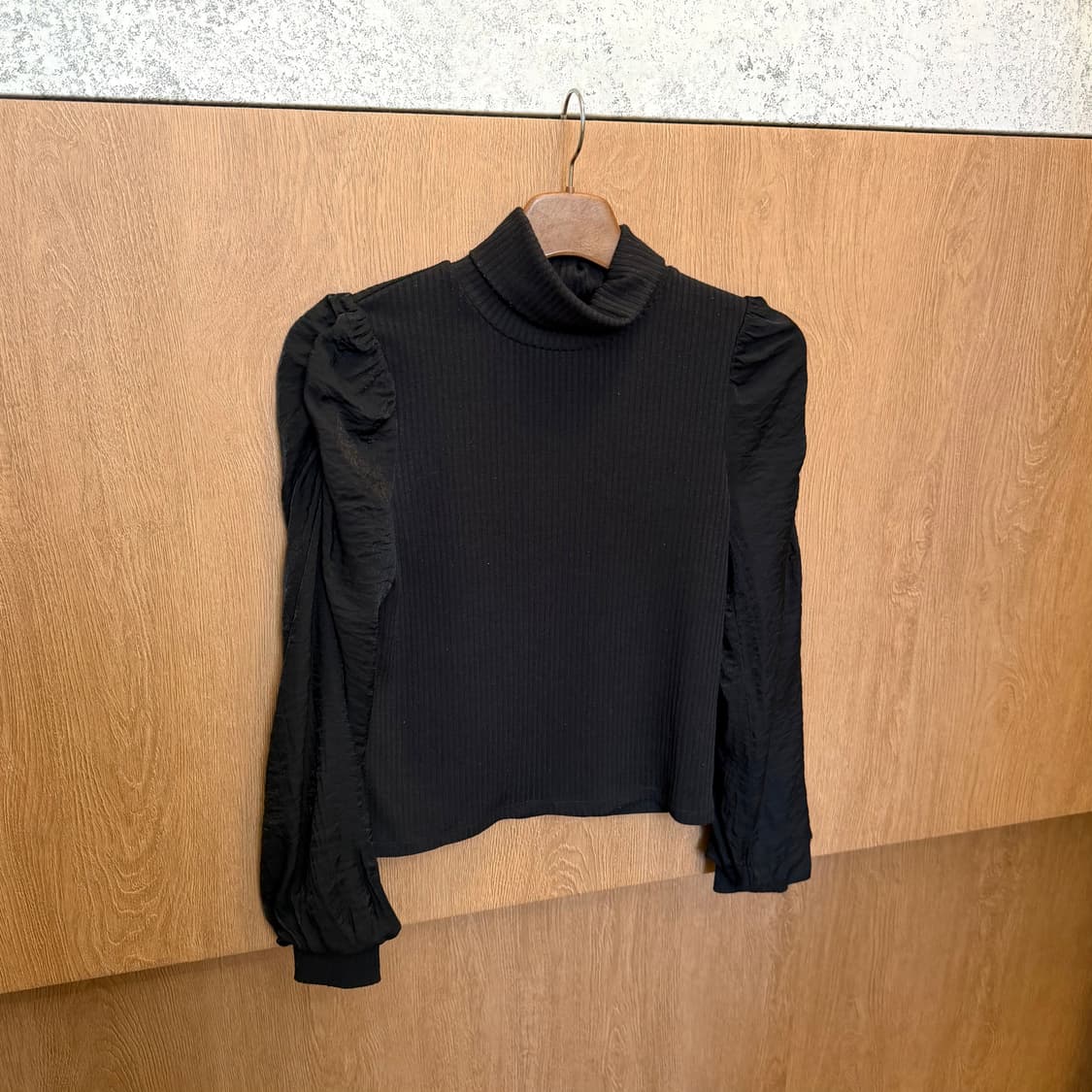 빈티지 터틀넥 롱슬리브 니트 골지 배색 셔링 퍼프 슬리브 디테일 블랙 상품이미지1