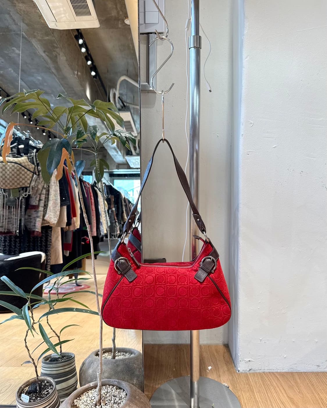 페라가모 레드 간치니 캔버스 호보백  상품이미지1