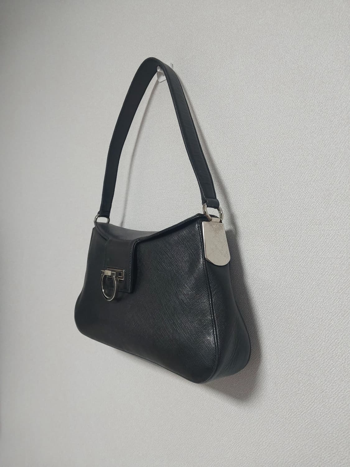 페라가모 간치니 사피아노 레더 숄더백 (정품) 상품이미지3