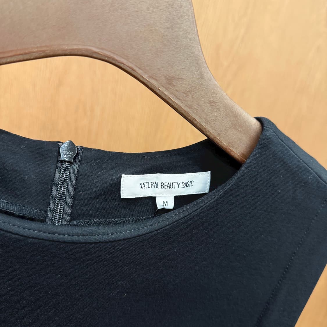 내추럴뷰티베이직 라운드넥 슬리브리스 원피스 배색 티어드 러플 디테일 블랙 상품이미지6