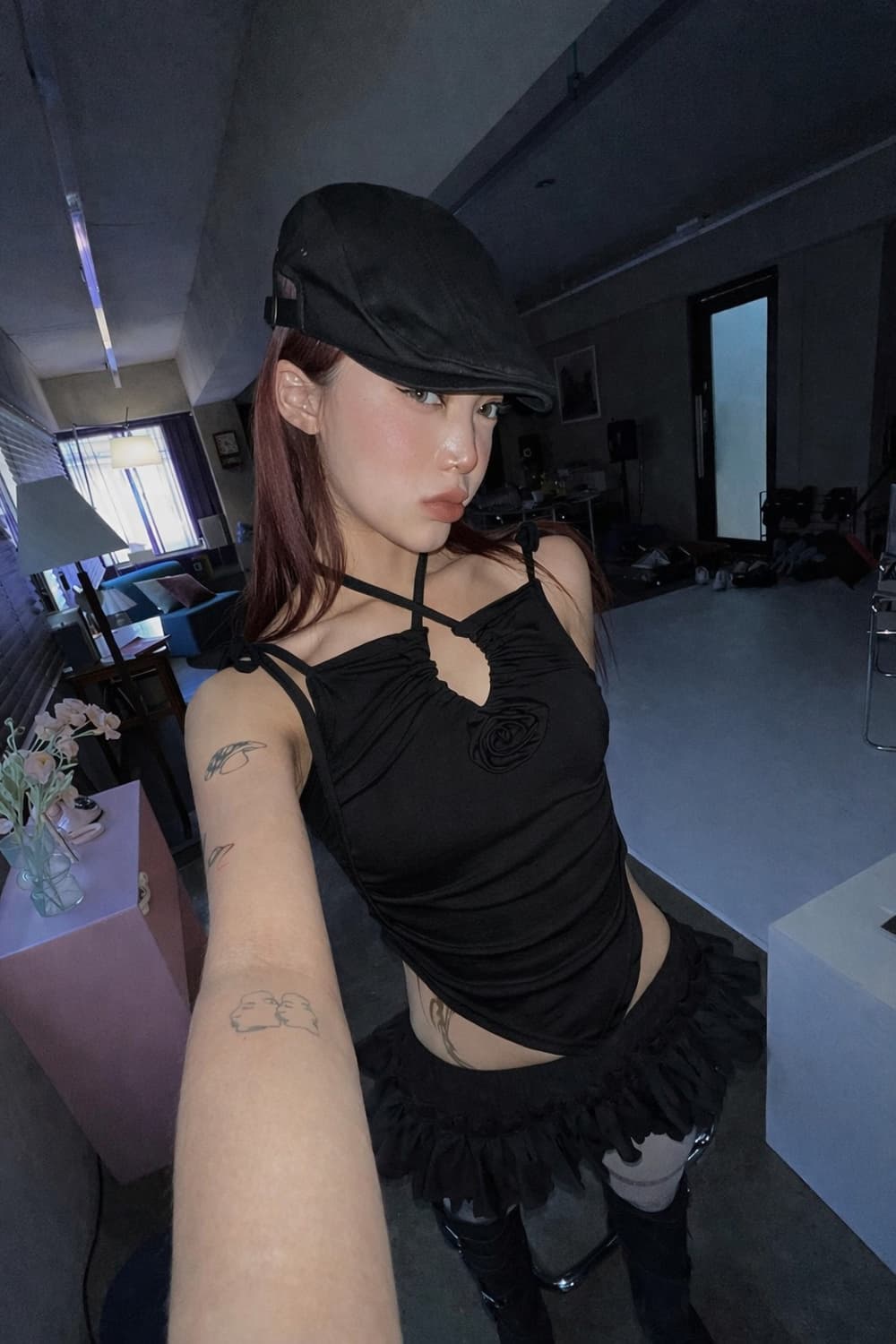 바티아엘르 로즈 코사지 셔링 스트링 트임 탱크탑 상품이미지1