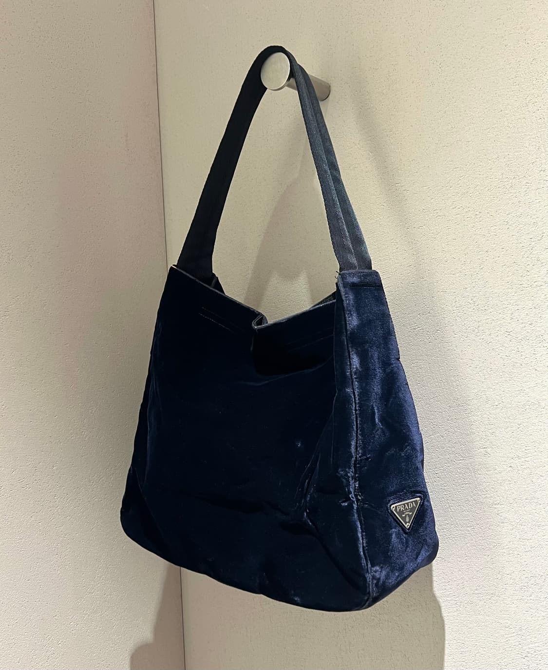프라다 블루 벨벳 숄더백 상품이미지1