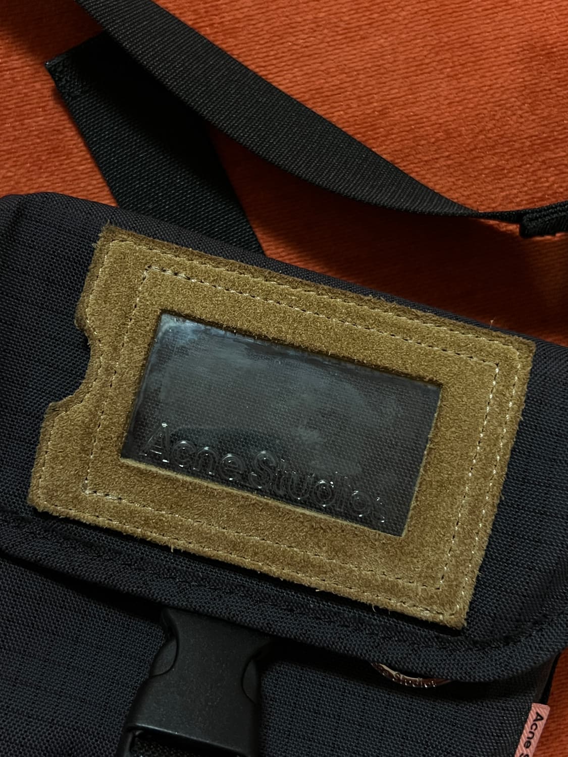 아크네 스튜디오 스웨이드 트림 폴드오버 플랩  미니 크로스백 상품이미지8