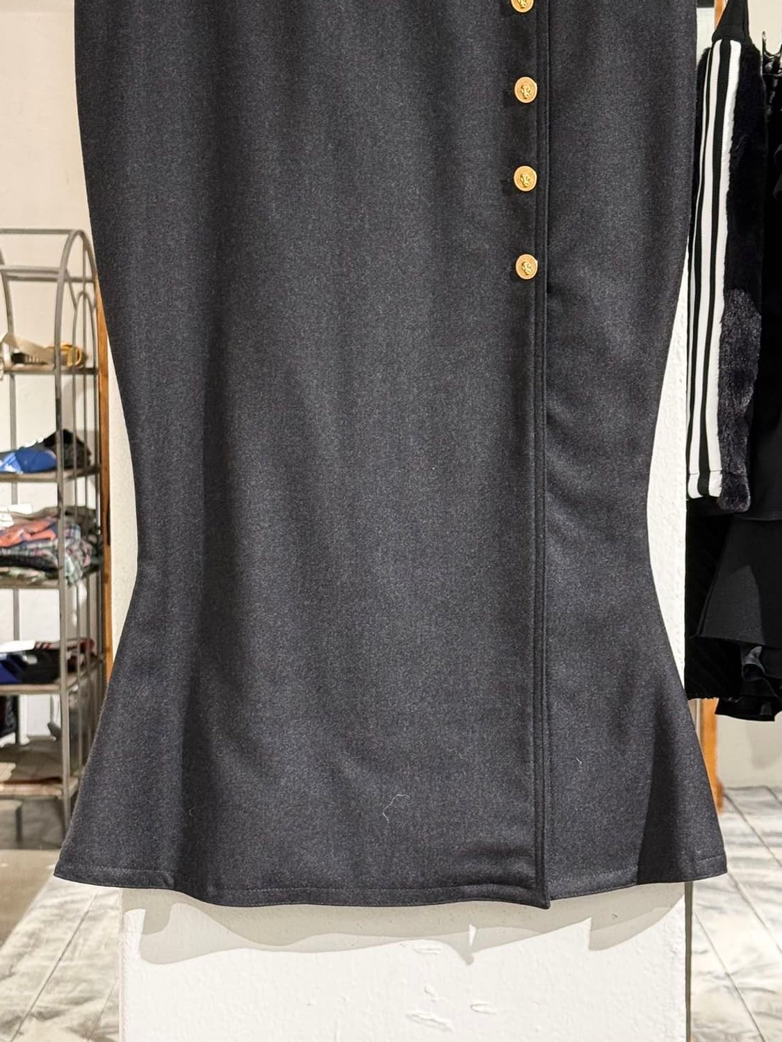 베르수스 차콜 금장 버튼 울 롱 스커트 상품이미지3