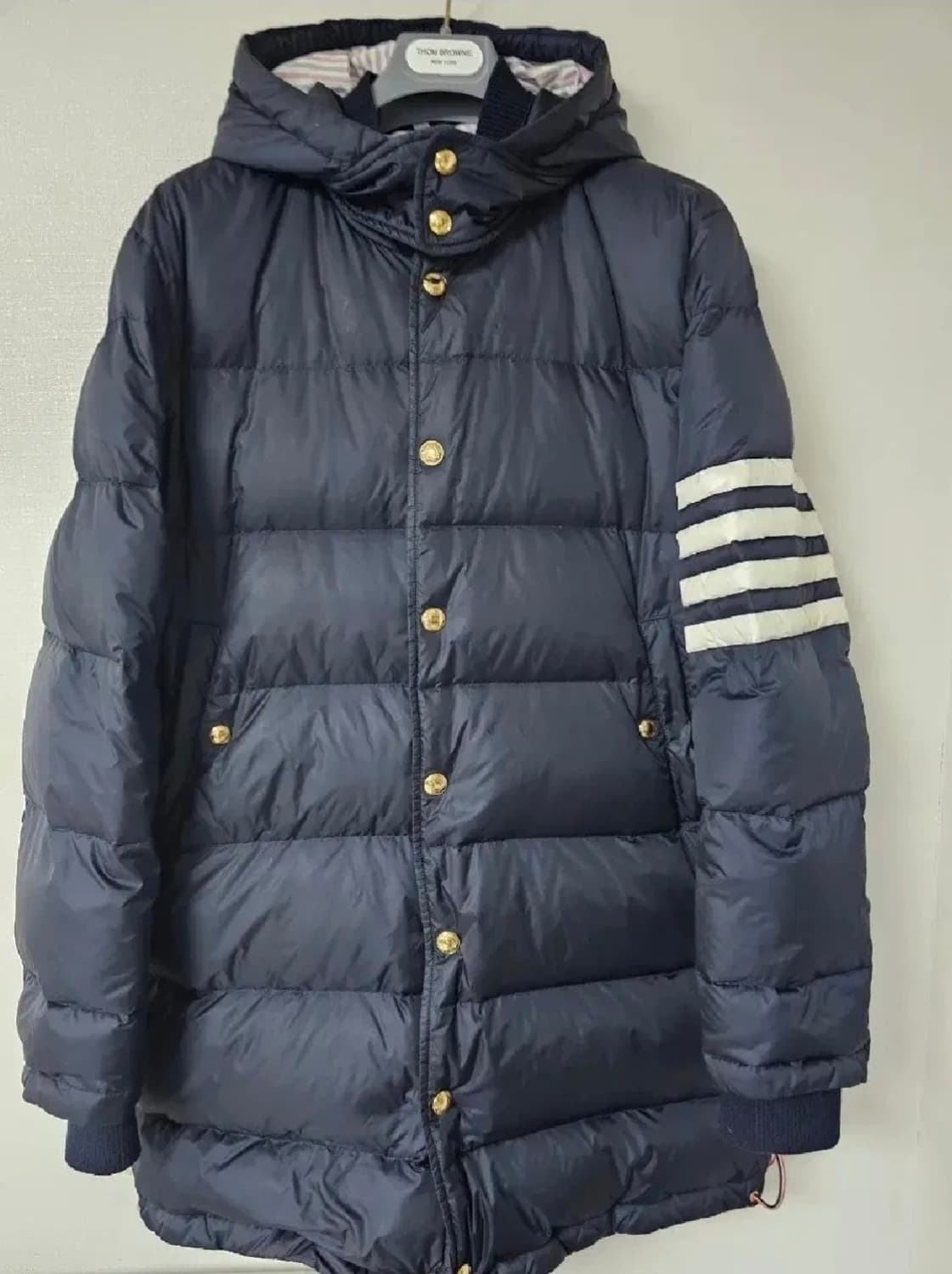 톰브라운 23fw 사선완장 롱패딩(1/100/오케이몰정품) 상품이미지3