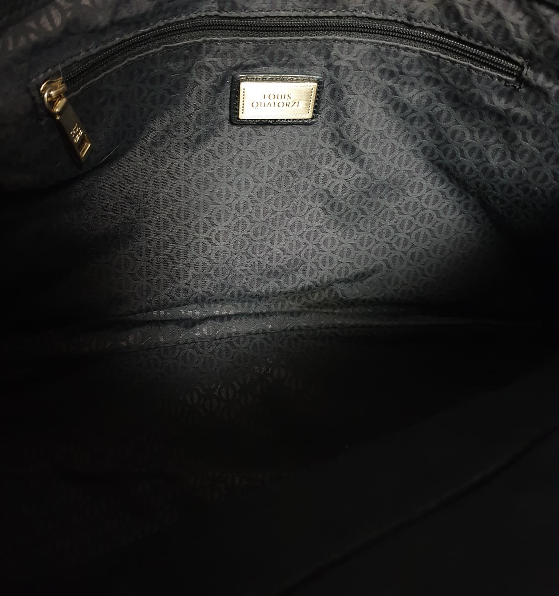  LOUIS QUATORZE 엠보싱 로고 가죽 도트백 블랙 상품이미지2