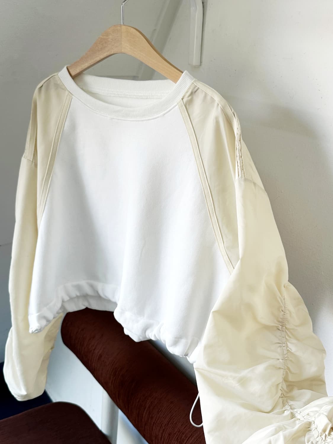 Wide silhouette design shiirred sleeve 상품이미지2