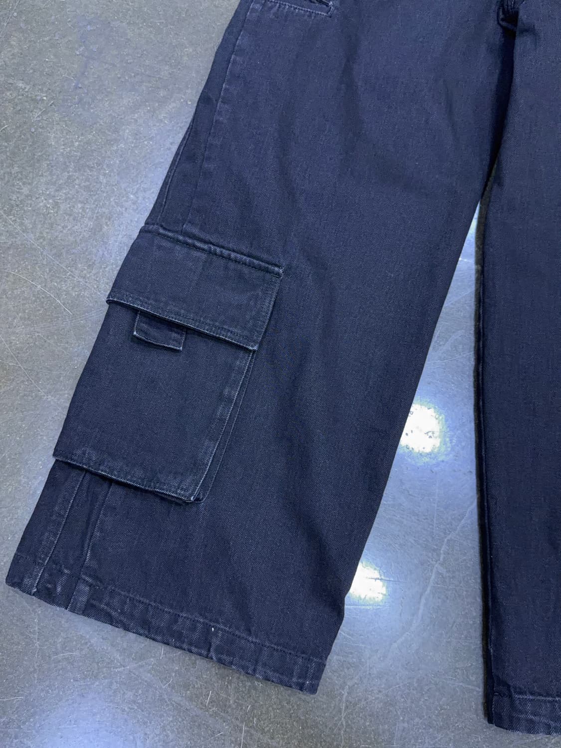 우스퀘어 핀턱 멀티카고 와이드핏 데님팬츠 블랙 30 상품이미지7