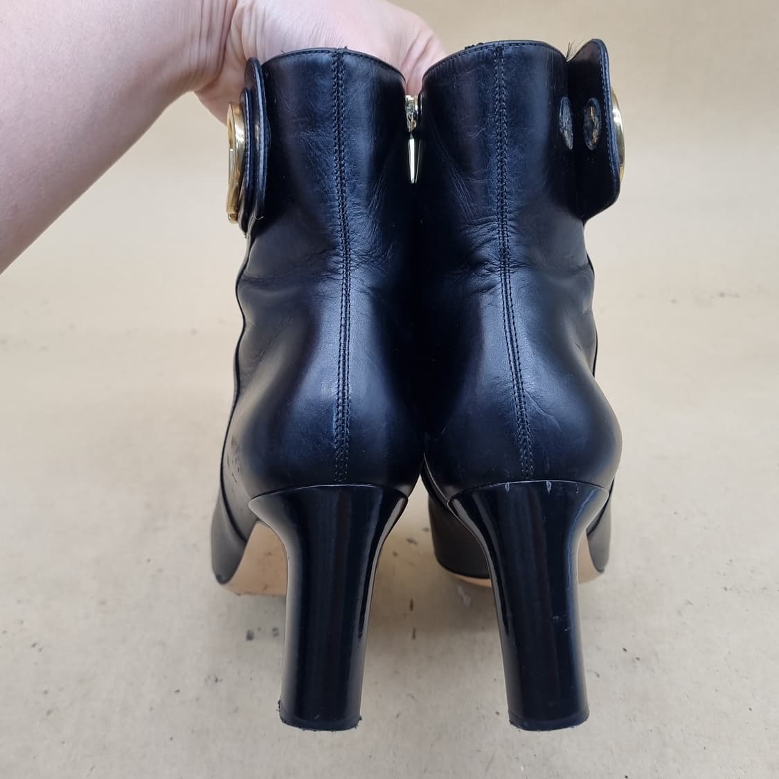 페라가모 블랙 레더 여성 앵클 부츠 5C 220 굽8.5 상품이미지4