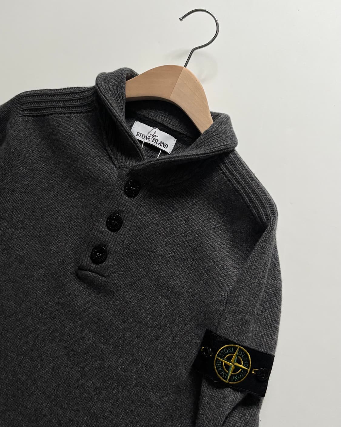 Stone-Island 스톤 아일랜드 차콜컬러 버튼 카라 니트 상품이미지1