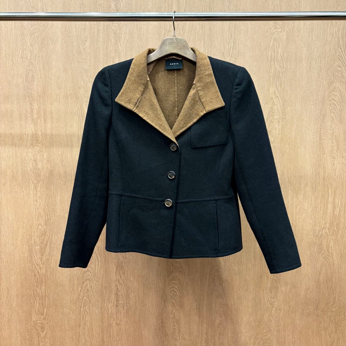 아크리스 테일러드 자켓 클래식 싱글 버튼 브라운 배색 카라 디테일 블랙 상품이미지2