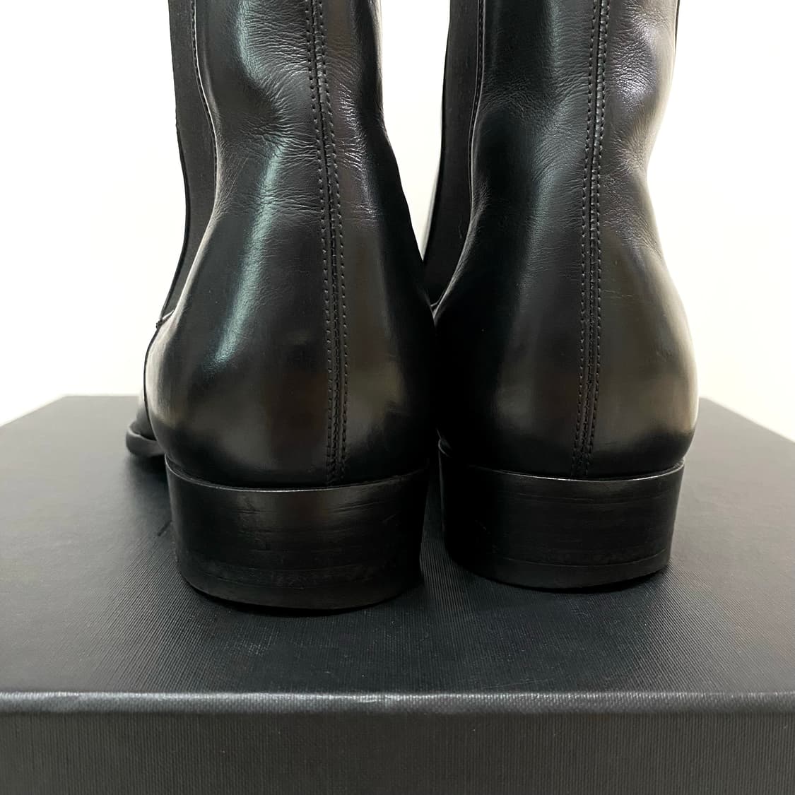 생로랑 와이어트 30 스무스 레더 첼시 부츠 블랙 42EU 634195 상품이미지6