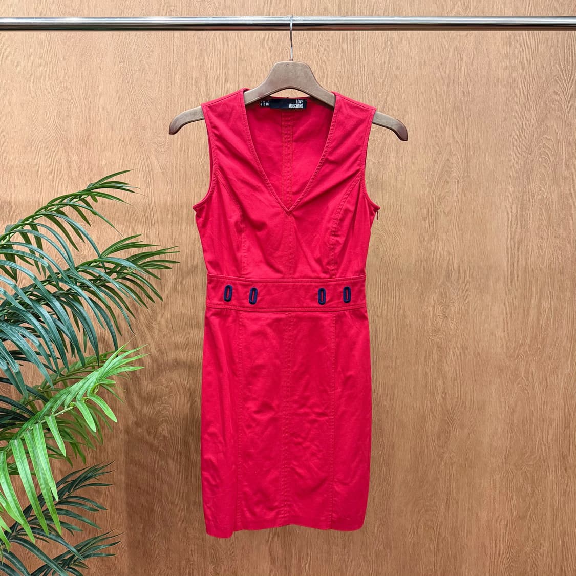 러브 모스키노 브이넥 슬리브리스 원피스 네이비 아일렛 장식 디테일 레드 상품이미지1