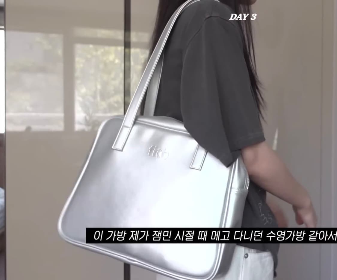 윤비누님 착용) 필인더블랭크 트라페즈 미들 숄더백 상품이미지2