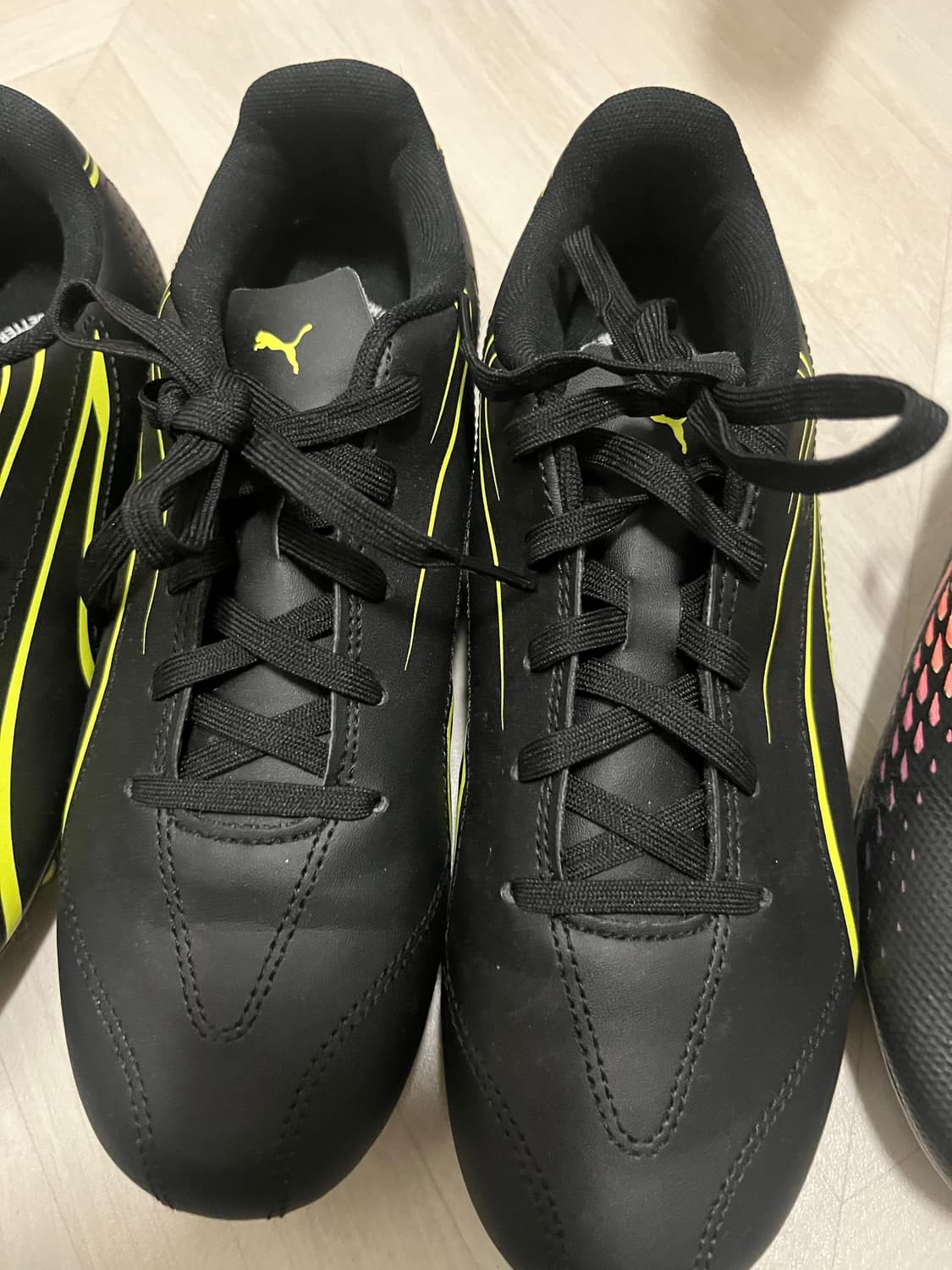 푸마 축구화 블랙 2개와 풋살화 상품이미지3