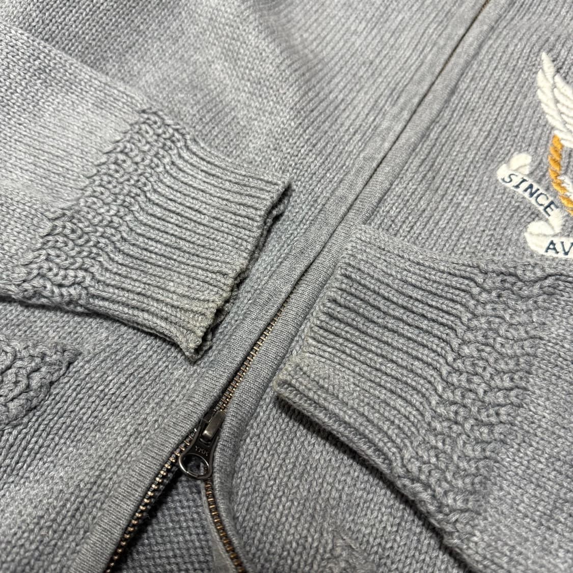 아비렉스(AVIREX) 멜란지 양면 자수 패치 코튼 드라이버 니트 집 상품이미지7