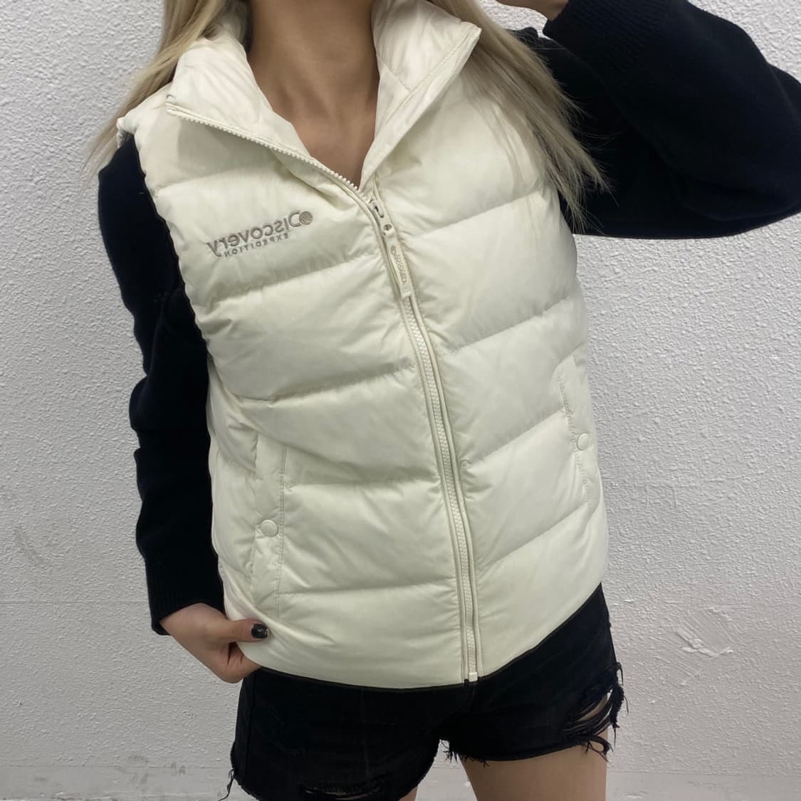 디스커버리 로고 화이트 패딩조끼 90 상품이미지1
