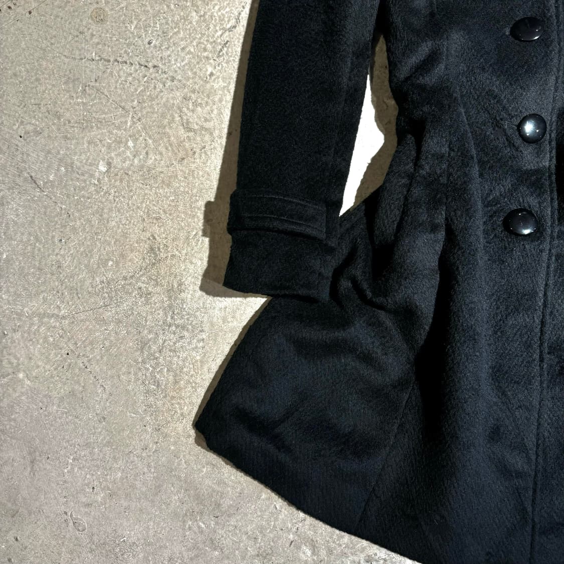 후드 퍼 트림 폼폼 블랙코트 상품이미지3