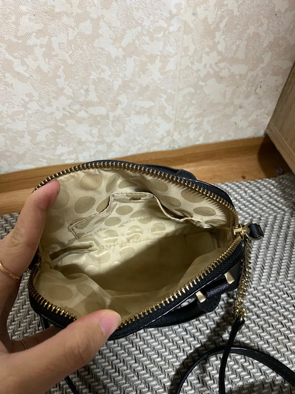 케이트 스페이드 블랙 미니 크로스백 상품이미지5