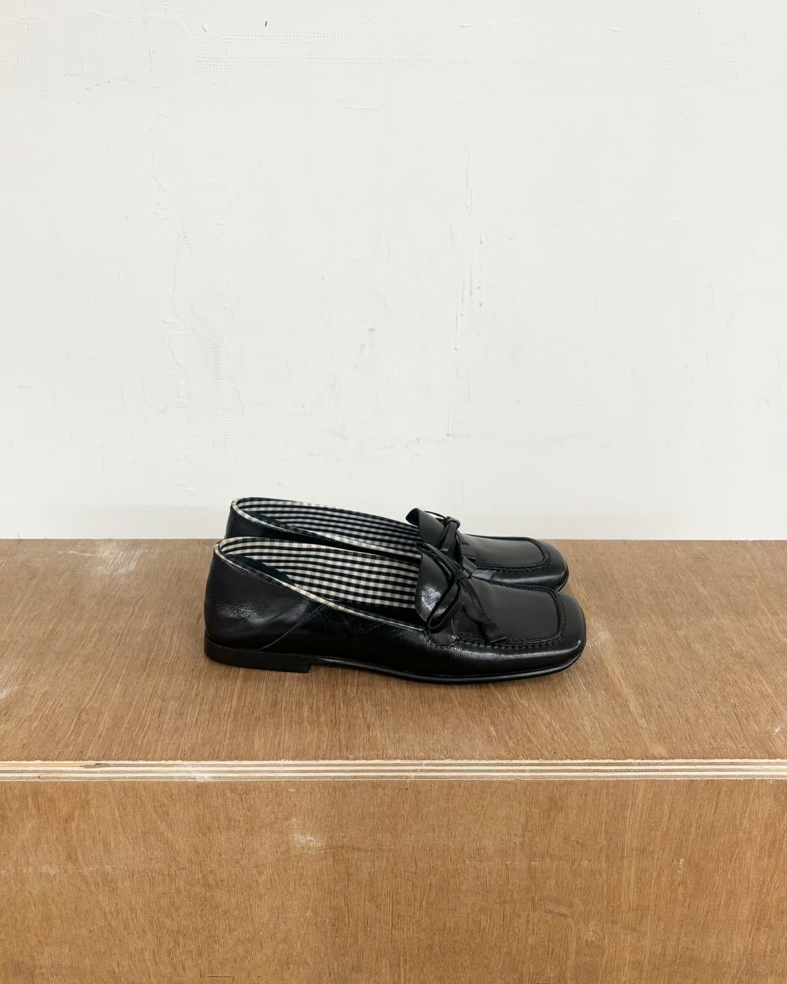 미우미우 블랙 스퀘어 토 로퍼 상품이미지3