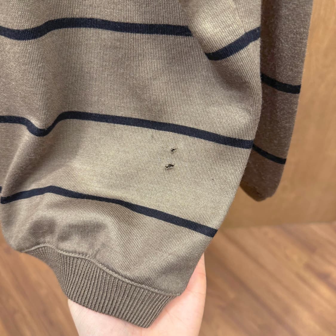 지방시 파리 스트라이프 패턴 브이넥 가디건 골드 버튼 디테일 브라운 상품이미지10