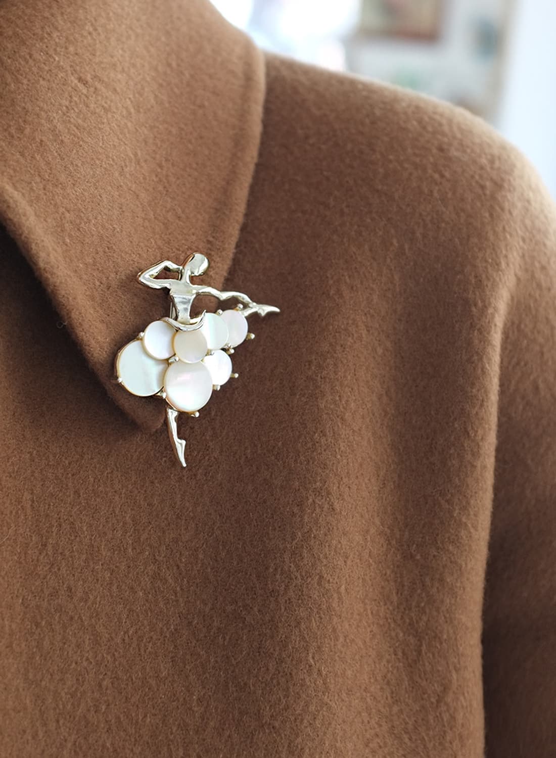 1960s 천연 자개원석 발레리나 빈티지브로치 상품이미지1