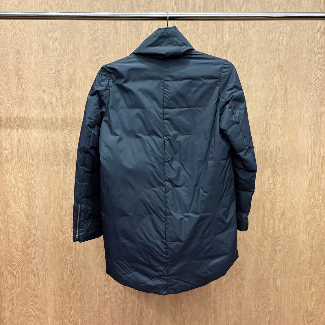 헬무트랭 하이넥 미디 패딩 코트 비대칭 사선 지퍼 클로징 디테일 블랙 상품이미지3