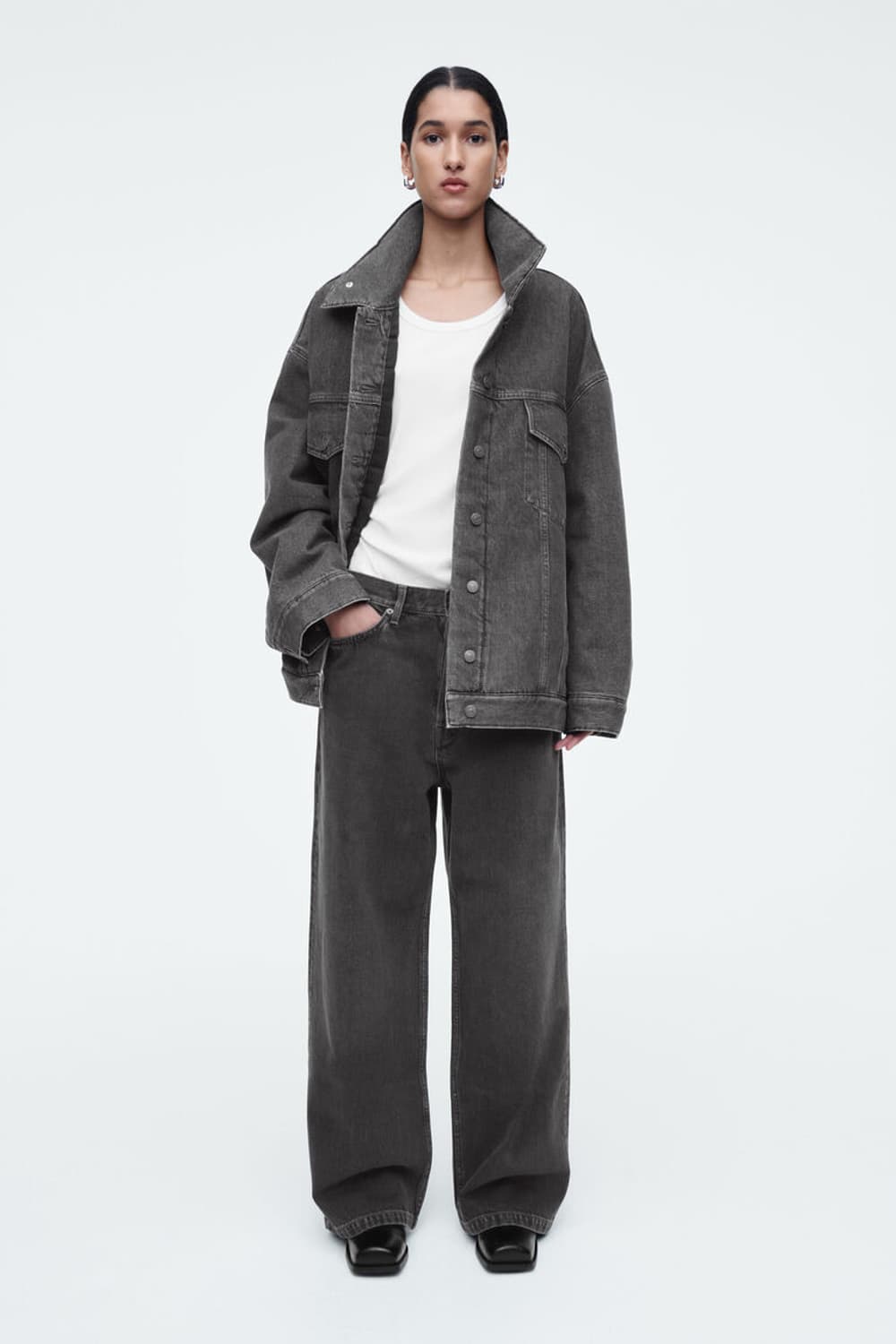 코스 COS 볼륨 와이드 레그 진 워시드 블랙 30 상품이미지2