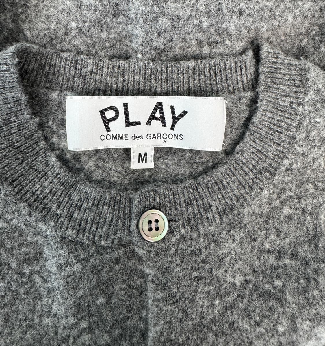 COMME DES GARCONS PLAY 꼼데가르송 그레이 라운드넥 울  상품이미지3