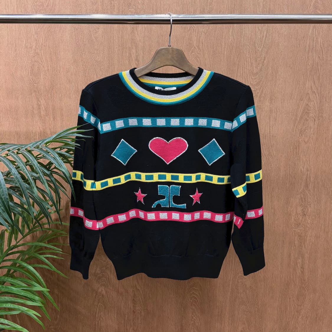 꾸레쥬 긴팔 니트 하트 기하학 패턴 실버 글리터 디테일 레귤러핏 블랙 상품이미지1