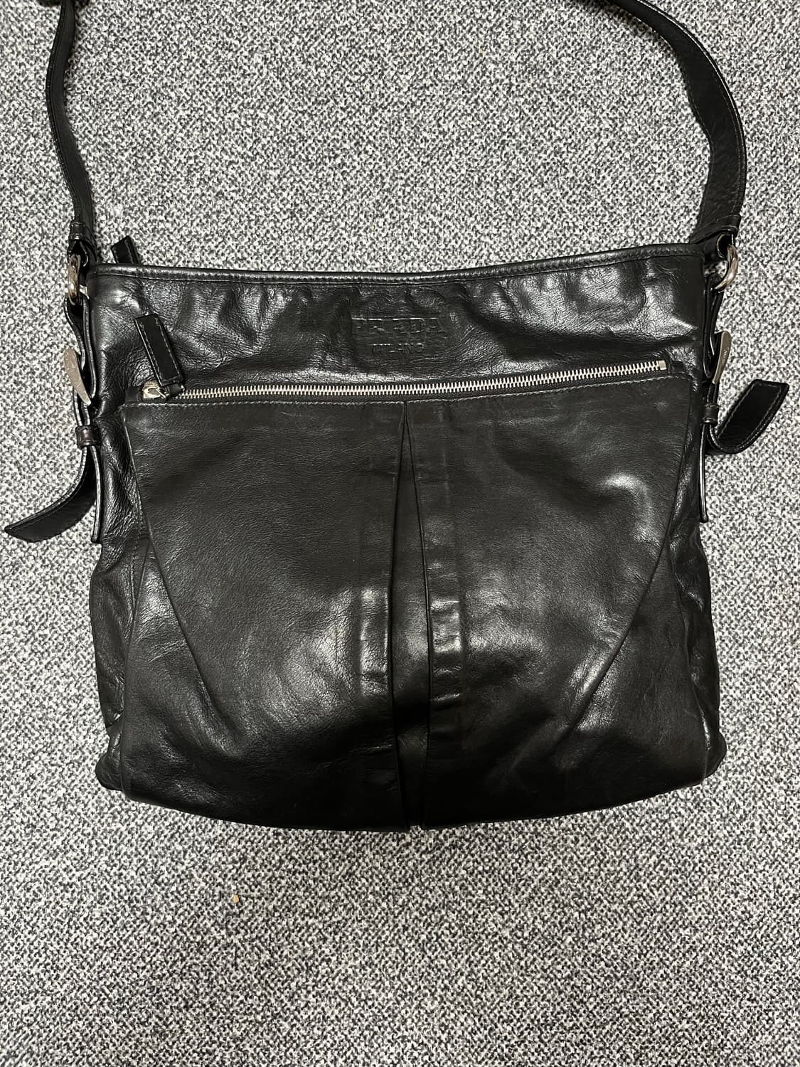 프라다 블랙 송아지 가죽 크로스백 정품 상품이미지3