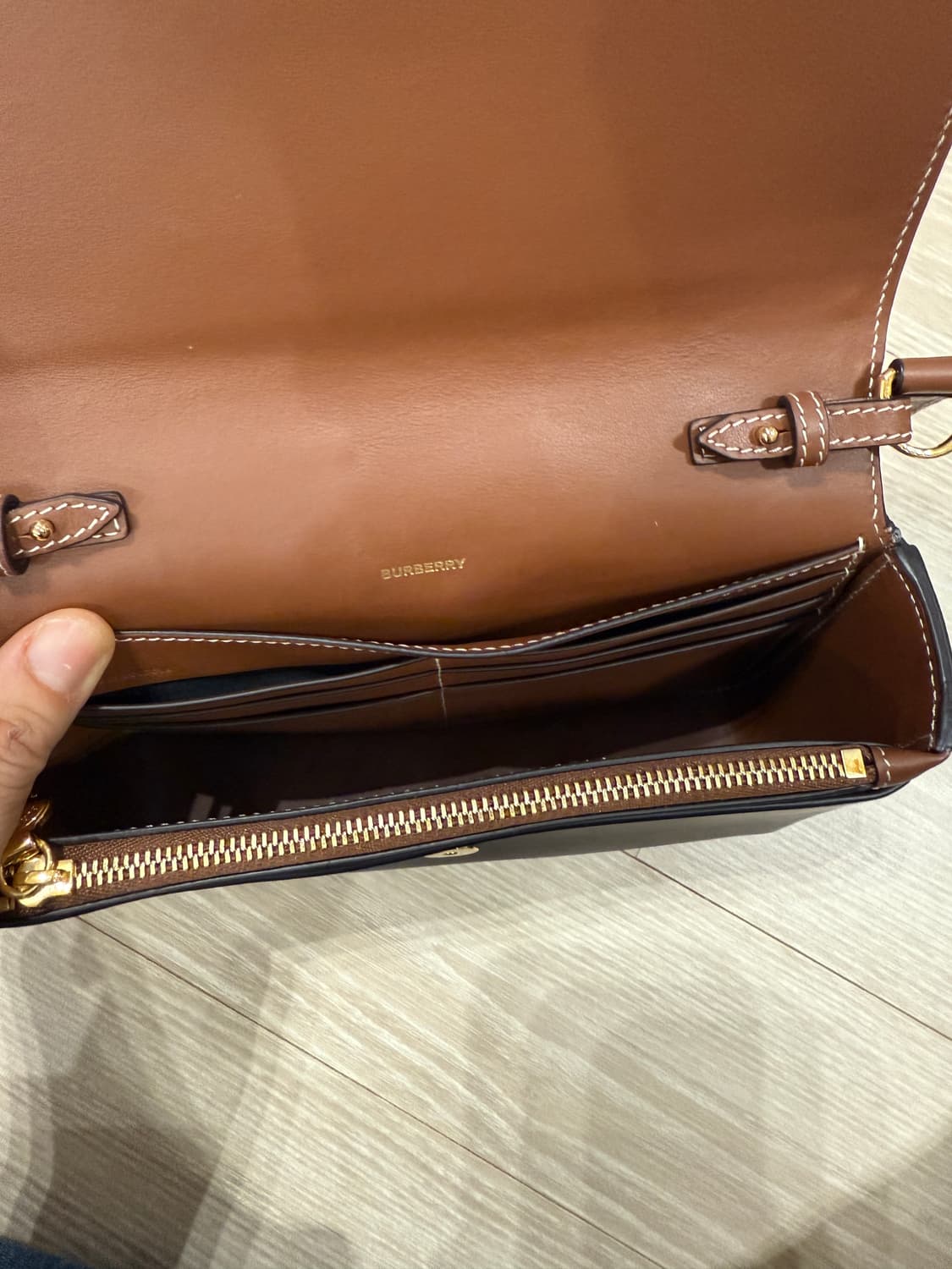 버버리 호스페리 프린트 컨버스 레더미니 노트백 상품이미지8