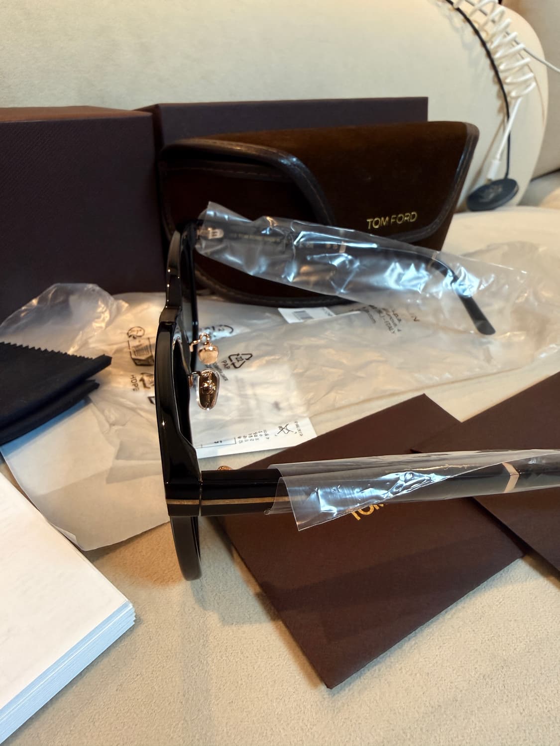 톰포드 tf1245K-01A 블랙 선글라스 풀세트입니다. 상품이미지3