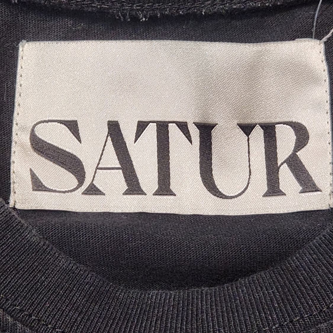 SATUR 블랙 반팔 티셔츠 (L) 상품이미지2