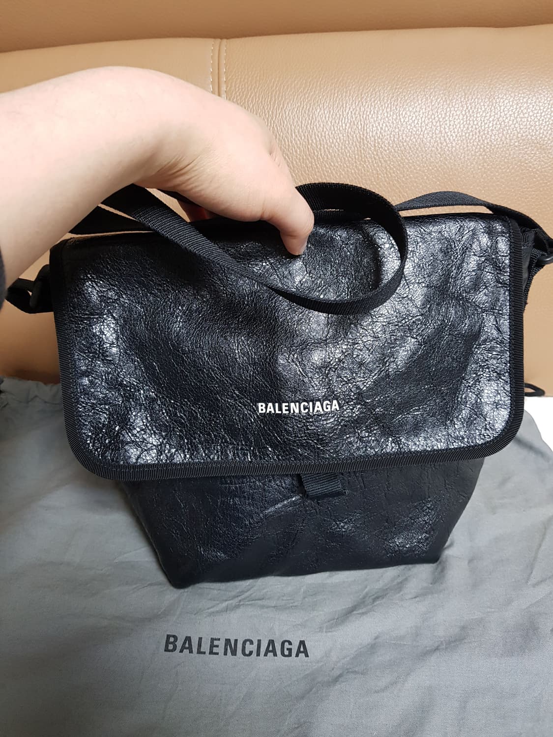 발렌시아가 익스플로러 스몰 메신저백 크로스백 블랙 상품이미지2