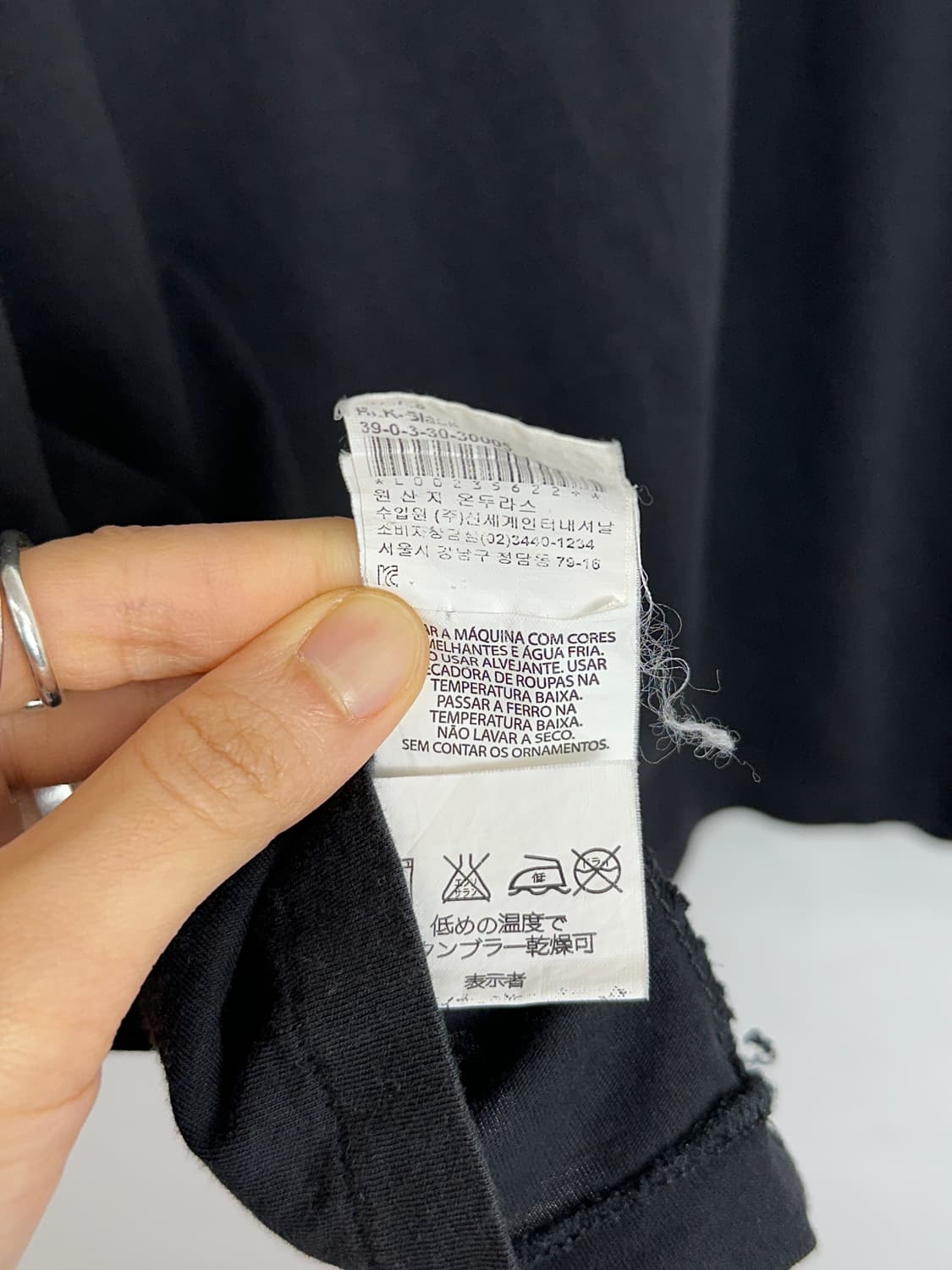 Armani Exchange “91 Eagle” Graphic V-Nec 상품이미지6