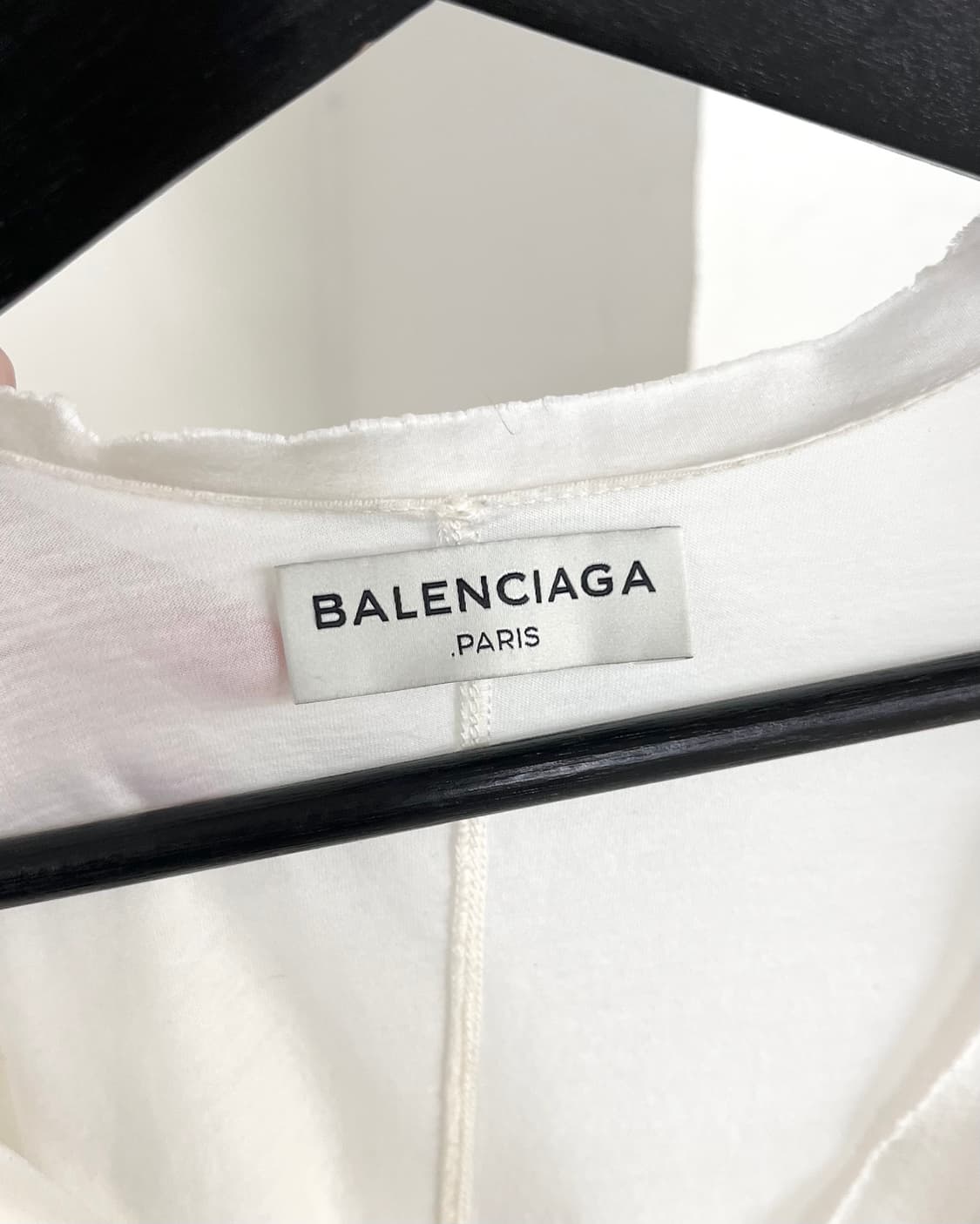 발렌시아가 화이트 러프 엣지 브이넥 하프티 상품이미지7