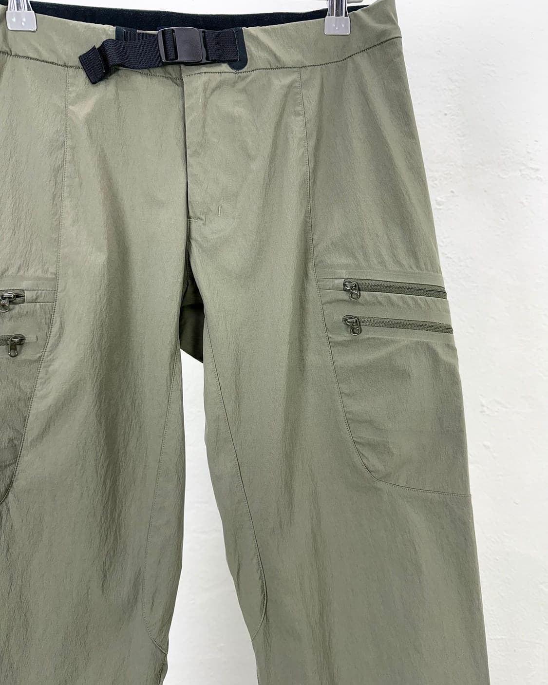 아크테릭스 펠리세이드 카키 멀티 지퍼 나일론 팬츠 상품이미지3
