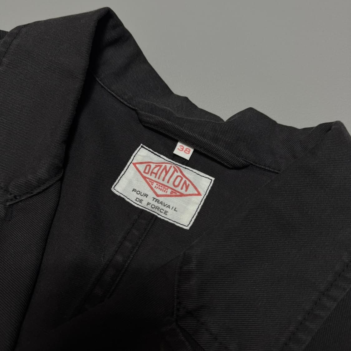 단톤(DANTON) 차콜컬러 워시드 코튼 나염 로고 더블 하프 코트 자켓 상품이미지3