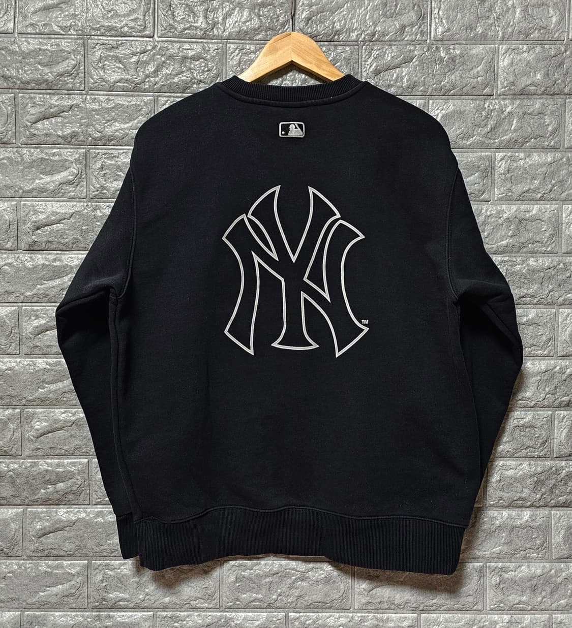 MLB 블랙 맨투맨 상품이미지2