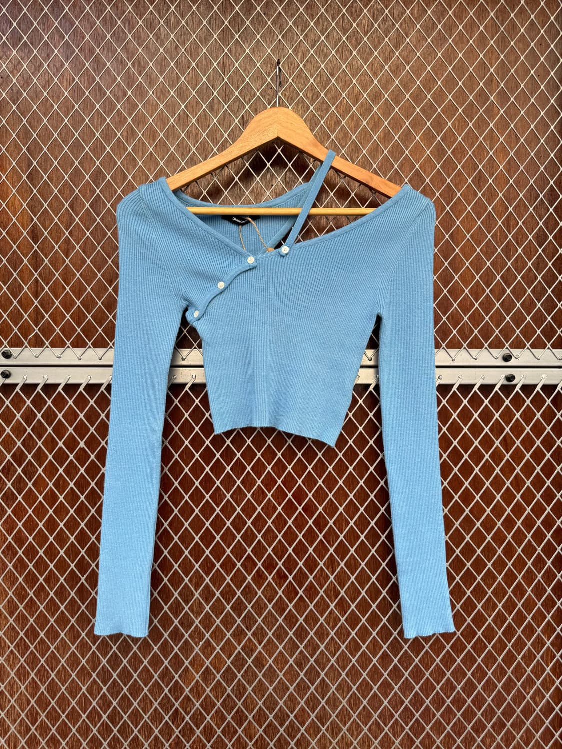 다이애그널 스트랩 버튼 스카이 숄더 트임 크롭 슬림 니트 롱 슬리브 상품이미지7