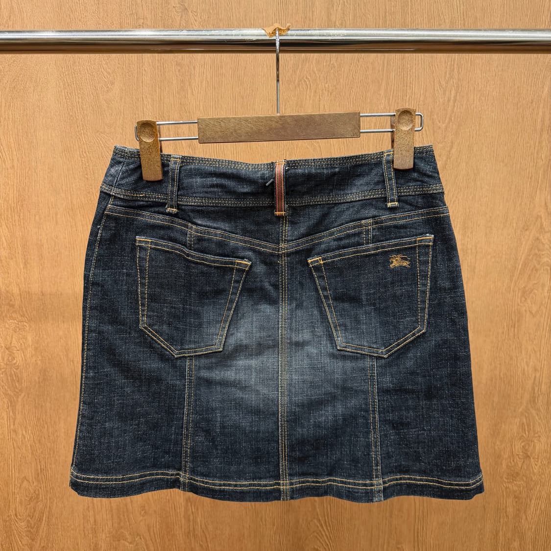 버버리 블루 라벨 데님 미니 스커트 버튼업 로고 자수 포켓 디테일 흑청 상품이미지2