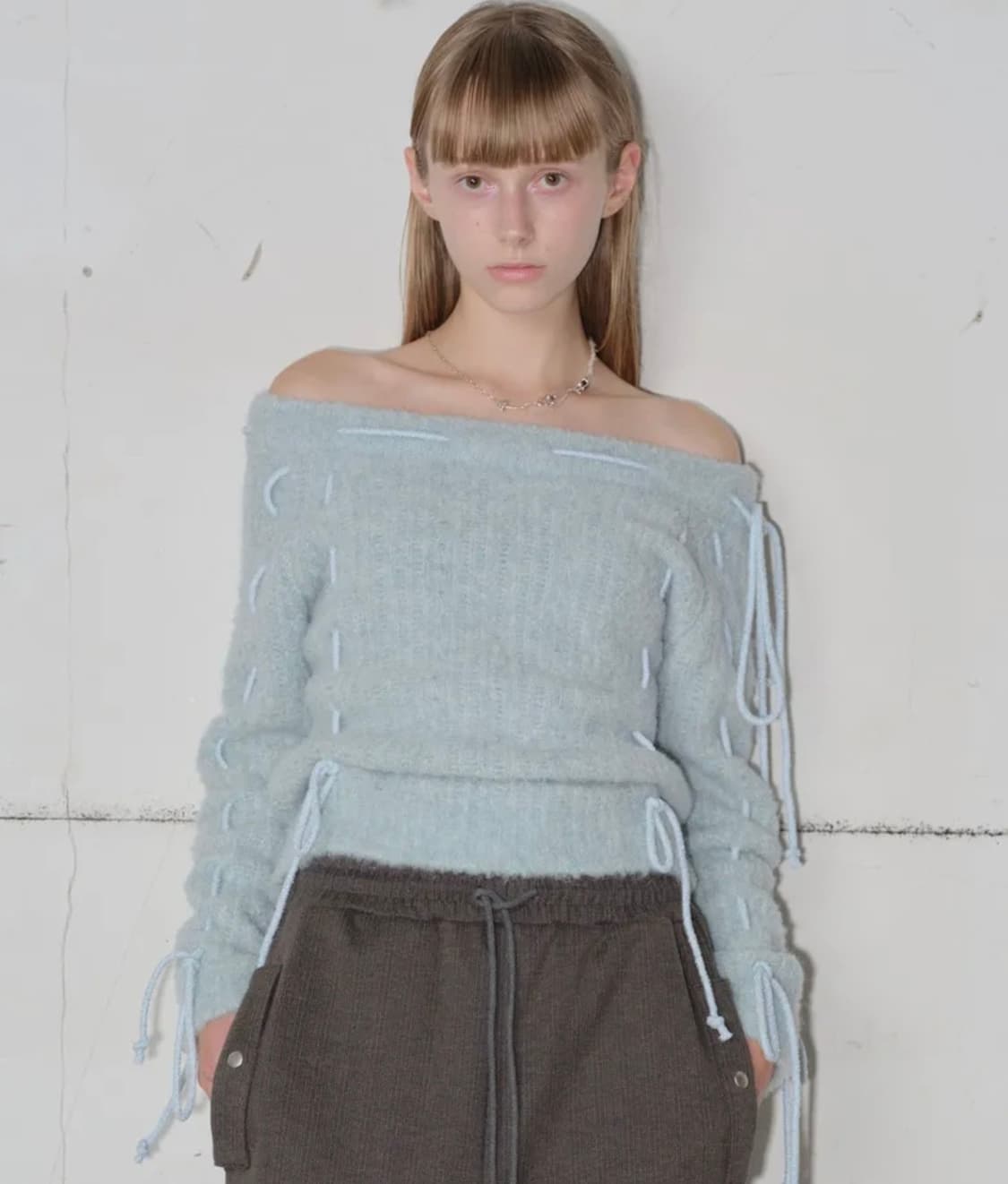 타입서비스 오프숄더 스트랩 니트 상품이미지1