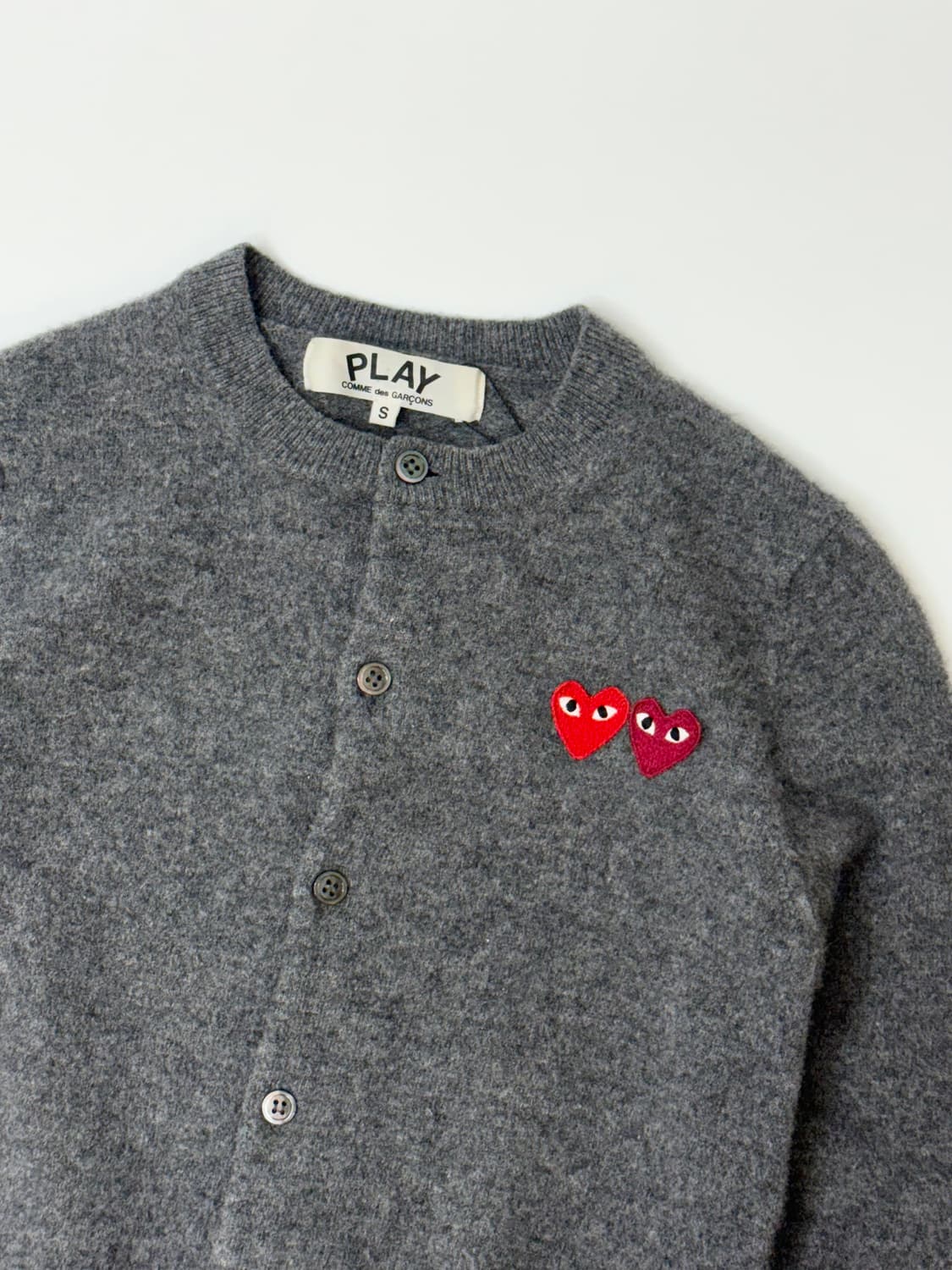 Comme des Garcons 꼼데가르송 더블 하트 와펜 그레이 가디건 상품이미지2