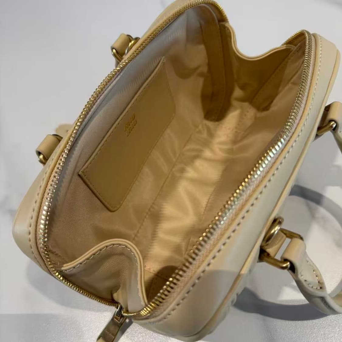 미우 미우 아르카디 마테라쎄 나파 레더 미니백1 상품이미지5