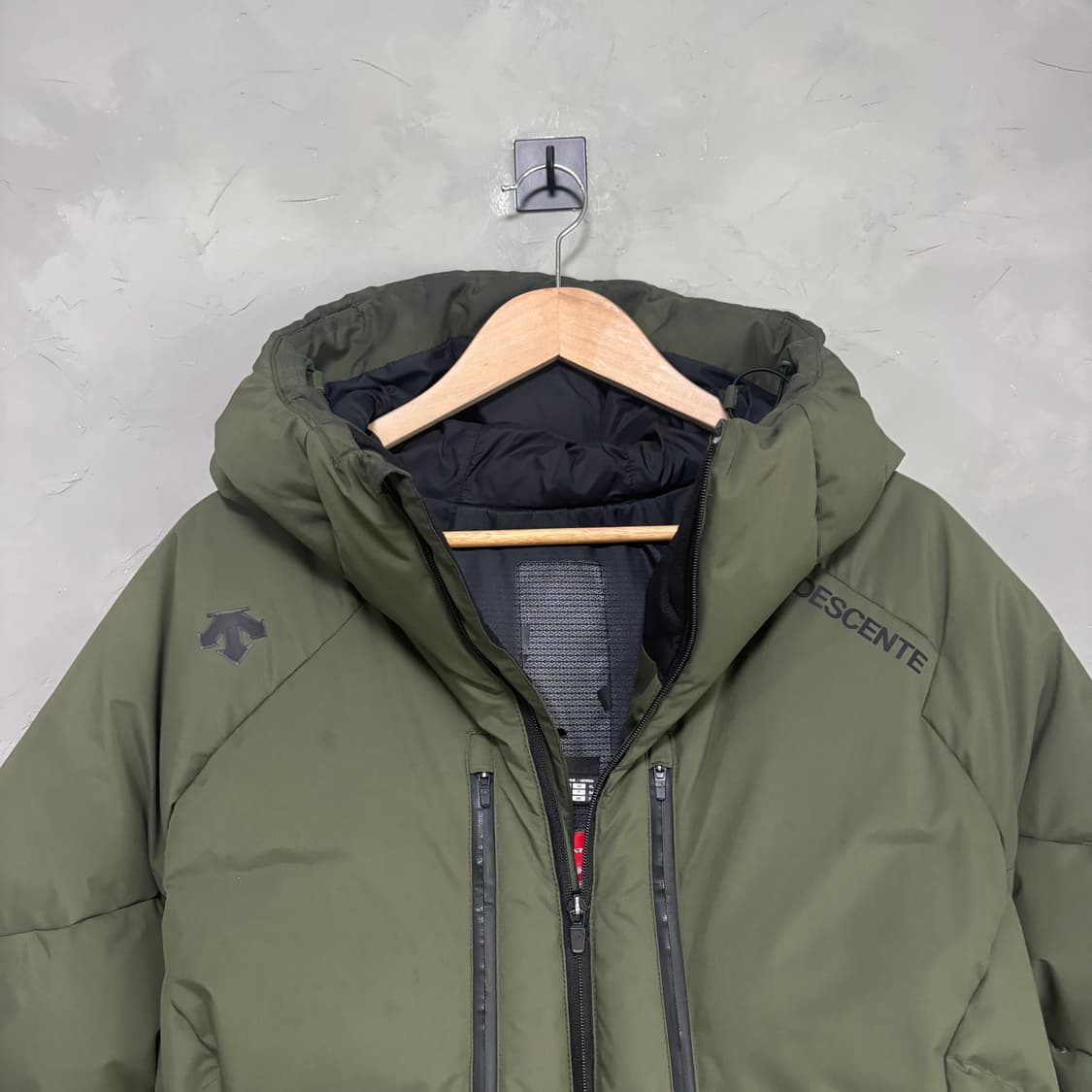 데상트 덕다운 패딩 카키 상품이미지2