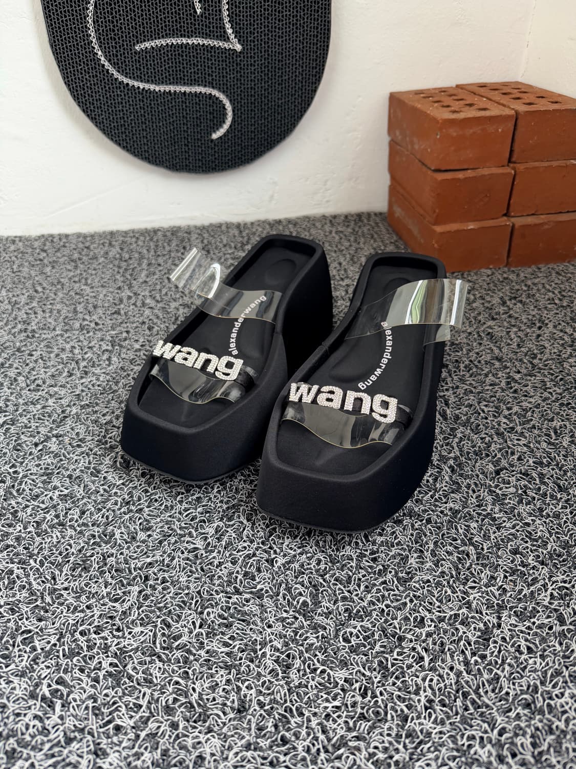 알렉산더 왕(alexanderwang) 크리스탈 로고 투명 스트랩 플랫폼 상품이미지9