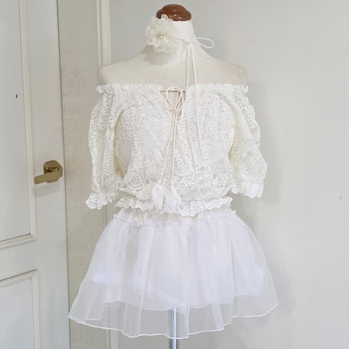 유럽빈티지 화이트 히메갸루 모리걸 펀칭니트 크롭 오프숄더 블라우스 상품이미지1