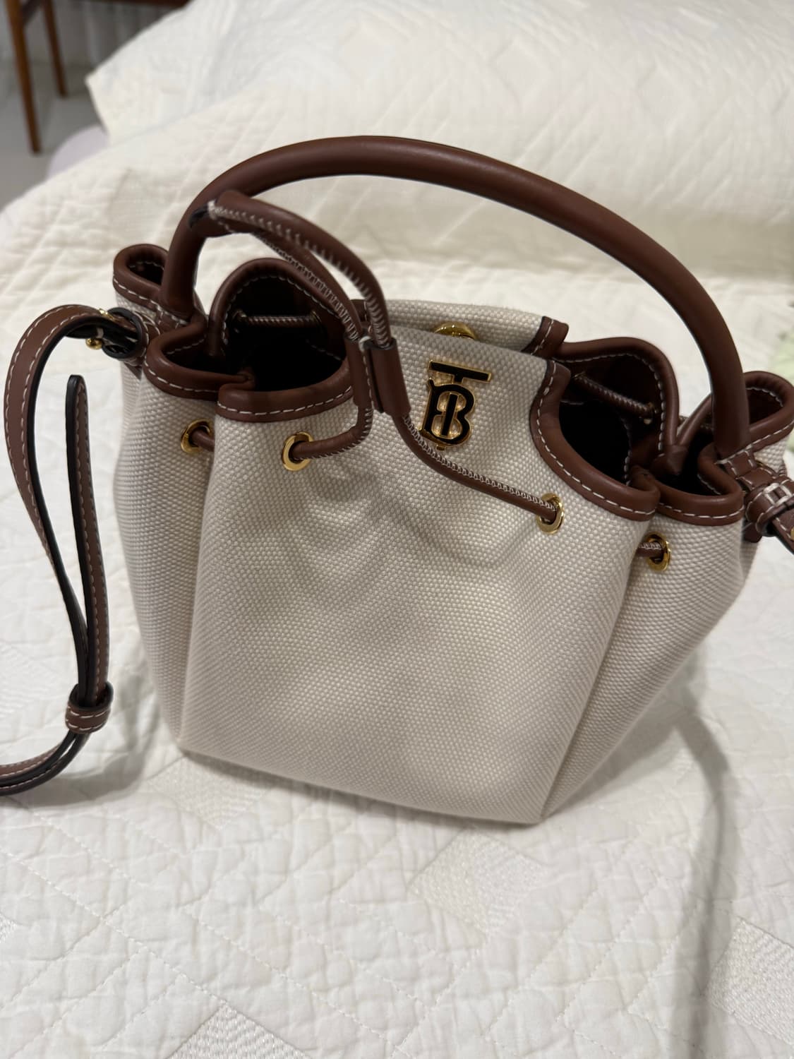 버버리 TB 모노그램 캔버스 버킷백 8052459 상품이미지1